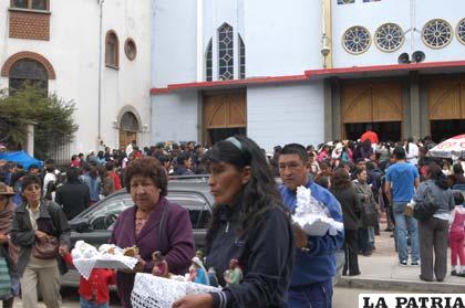 Los fieles católicos de Oruro concurrieron ayer, masivamente a las Iglesias reafirmando su fe en el Niño Dios 