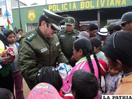 El Comandante de la Policía, Cnl. Ramón Sepúlveda entregó juguetes a los niños