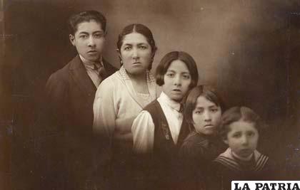 Doña Filiberta con sus hijos Heriberto, Bertha, Albertina y Carlos