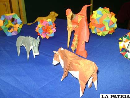 Animales y figuras geométricas (arriba) junto a máscaras y representaciones del carnaval de Oruro