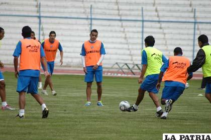 Los jugadores de Bolívar ayer entrenaron en la cancha del estadio “Jesús Bermúdez”