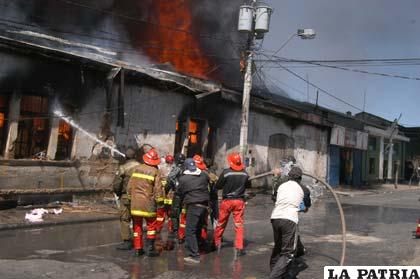 Oruro contará con un carro bombero para combatir incendios como el ocurrido en depósitos de la Aduana, el año pasado