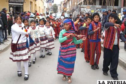 Niños celebran la fiesta de los Reyes Magos acompañando con danza a la imagen del Niño Jesús