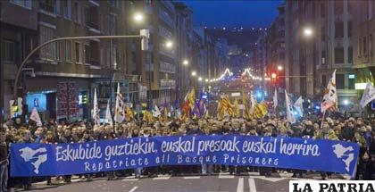 Dirigentes políticos, como Patxi Zabaleta, participan en la manifestación celebrada en las calles de Bilbao (Vizcaya) para reivindicar los derechos de los presos de ETA