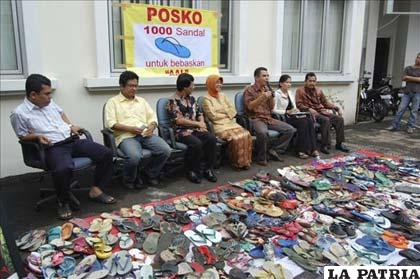 Sede de la Comisión para la Protección de los Niños en Yakarta, donde se exponen las chanclas depositadas por miles de indonesios en solidaridad con un menor que afrontaba una pena de cárcel por robar unas sandalias usadas