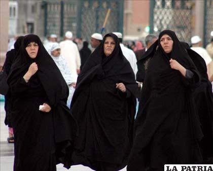 Mujeres musulmanas caminan frente a la mezquita de Nabawi (mezquita del profeta) en la ciudad sagrada de Medina (Arabia Saudí)