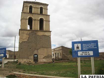 La histórica torre de la iglesia colonial de Paria