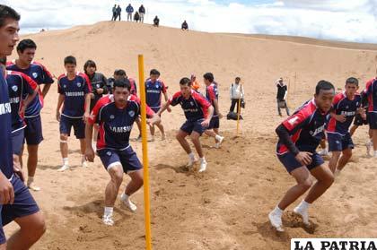 Los jugadores de Bolívar entrenaron ayer en las dunas de arena de la zona de San Pedro