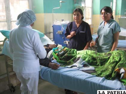 Un enfermo renal atendido por personal del Hospital
