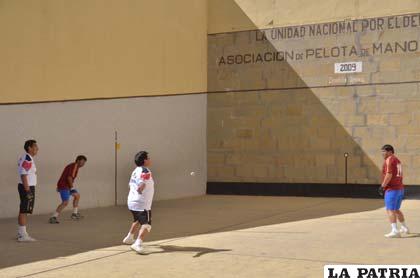 La pelota de mano un deporte popular en Oruro