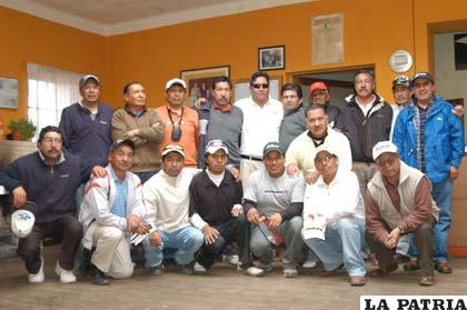 Socios y jugadores del Oruro Golf Club en la celebración de los 109 años 