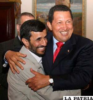 El presidente venezolano, Hugo Chávez, abraza a su colega iraní, Mahmud Ahmadineyad (el esquiu.com)