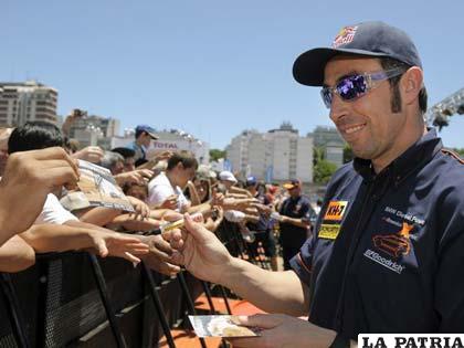 El otro español Joan “Nani” Roma firma autógrafos tras llegar a la meta