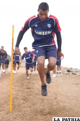 Futbolistas se esfuerzan