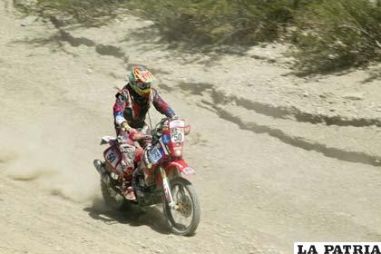 El motociclista boliviano Juan Carlos Salvatierra