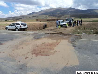 La mancha de sangre que dejó uno de los heridos del fatal accidente en la carretera Huanuni-Oruro