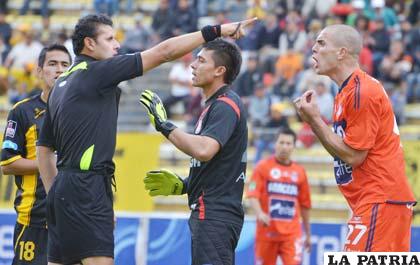 Guery Vargas muestra su personalidad ante el reclamo de los jugadores de Universitario