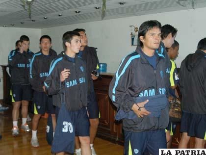 Jugadores de Bolívar concentran en Oruro