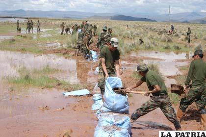 Conscriptos del Regimiento Camacho realizan trabajos de emergencia en zona de desastre natural
