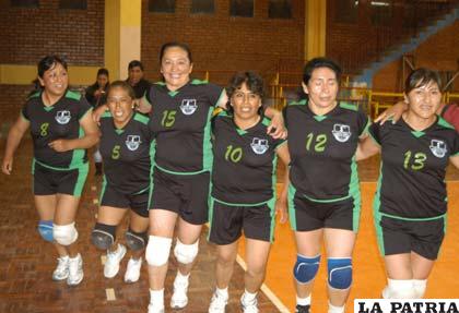 Integrantes del equipo de Santa Rosa al final dieron la tradicional vuelta olímpica 