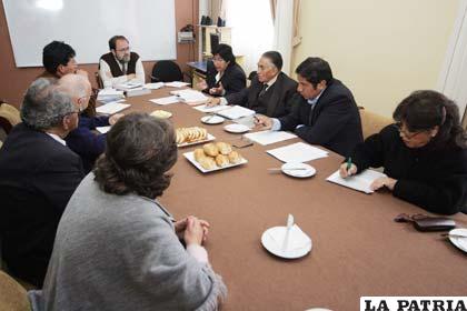 Gobierno y representantes de los colegios privados durante la reunión que determinó el alza en las pensiones para la gestión 2012