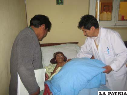 El paciente de 73 años es atendido por el médico Loroño, acompaña un familiar