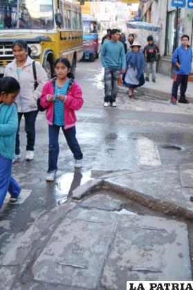 Alcaldía dispondrá reposición de aceras en el Centro de la ciudad de Oruro