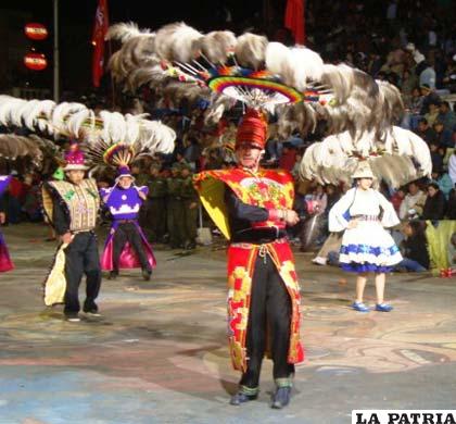 Danzarines de los “Suri” UTO, celebran 26 años de participación en el Carnaval de Oruro