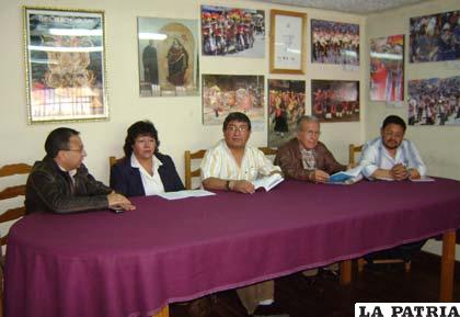 Reunión entre representantes de la ACFO, cívicos de Cochabamba y Oruro así como dirigentes de un grupo de Caporales San Simón