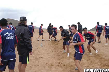 Los jugadores de Bolívar continúan entrenando en los arenales de Oruro