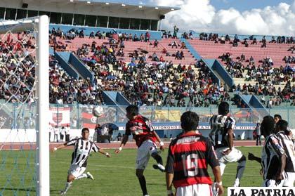 Oruro Royal fue superior a Flamengo jugando ante su público