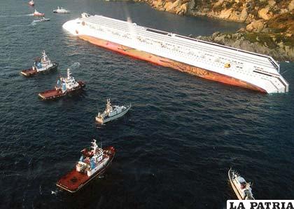 Vista de los daños registrados en el casco del crucero Costa Concordia que naufragó