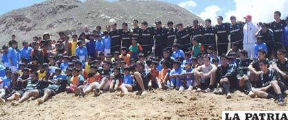 Jugadores de Bolívar con los integrantes de la Escuela de fútbol Afiz