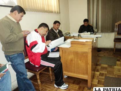Abogados del Municipio revisan la documentación de los imputados