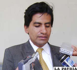 El presidente del Comité Departamental de Etnografía y Folklore de Oruro, Maurice Cazorla, dio a conocer el voto resolutivo en contra de la pretensión de los músicos