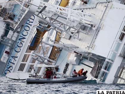 Buzos de los bomberos italianos se acercan al crucero de lujo Costa Concordia