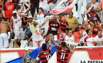 Flamengo celebra junto a su hinchada