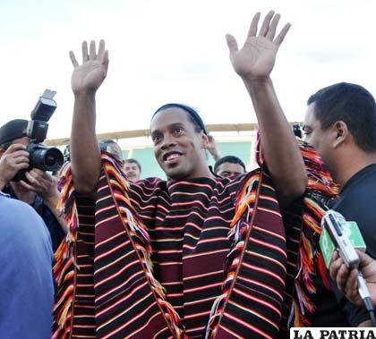 Ronaldinho fue el más requerido por la afición deportiva de Sucre incluso se puso el poncho de Tarabuco