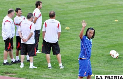 Ronaldinho pisó por primera vez el gramado del estadio Patria en Sucre