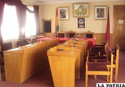 El Concejo Municipal aún no cuenta con una nueva directiva, ayer por la tarde quedó así de vacía la sala de sesiones
