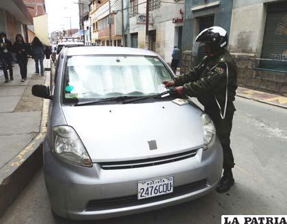 Efectivos policiales emitieron la multa para los vehículos estacionados en lugares prohibidos