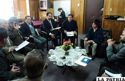 Autoridades de la UTO, junto al Embajador de Ecuador, Ricardo Ulcuango