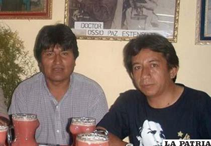 Oscar Olivera, dirigente fabril y líder de la guerra del agua en Cochabamba, junto a Evo Morales