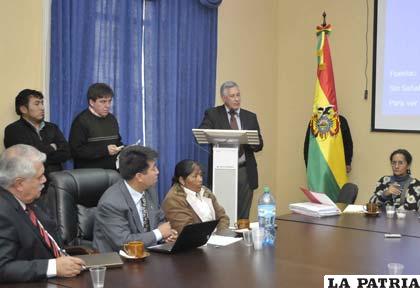 Ex presidente de Bolivia presentó informe a la presidenta de la comisión de diputados y senadores