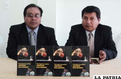 Román Ramírez junto a Carlos Ajuacho en la presentación del libro