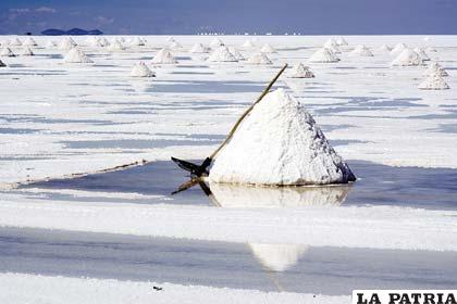 Una extensa planicie inmaculadamente blanca, contiene la mayor reserva de litio en el planeta y está en Bolivia