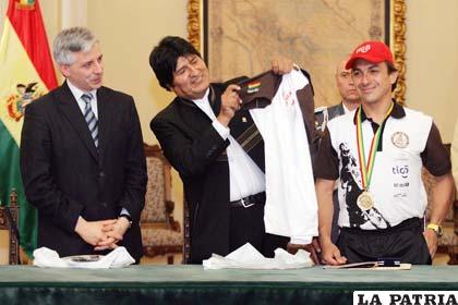 Alvaro García y Evo Morales, junto a Juan Carlos Salvatierra en el acto de reconocimiento