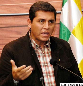 Bernard Gutiérrez, senador opositor de Convergencia Nacional, denuncia mandato cocalero que debe cumplir Evo Morales