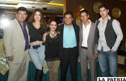 Componentes del grupo Llajtaymanta junto a la diseñadora Mónica Siles y la Miss Oruro 2011 María Cristina Iriarte