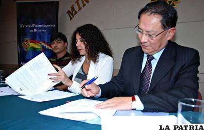 La ministra de Culturas, Elizabeth Salguero, y el presidente de la empresa Manquiri, Humberto Rada, en la firma de convenio para preservar el Cerro Rico